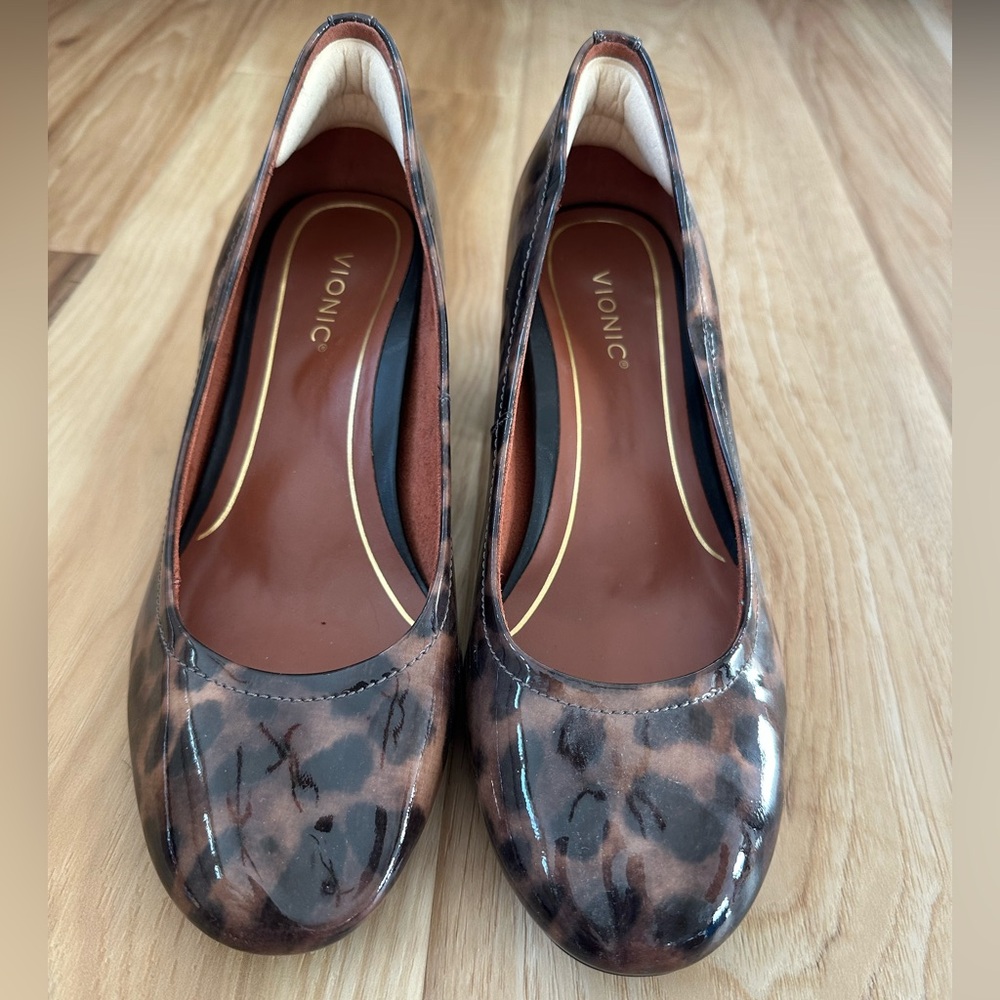 Vionic Leopard Print Carmel Pumps